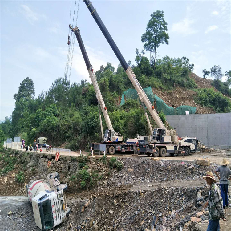井冈山汽车掉沟里叫吊车救援要多少钱